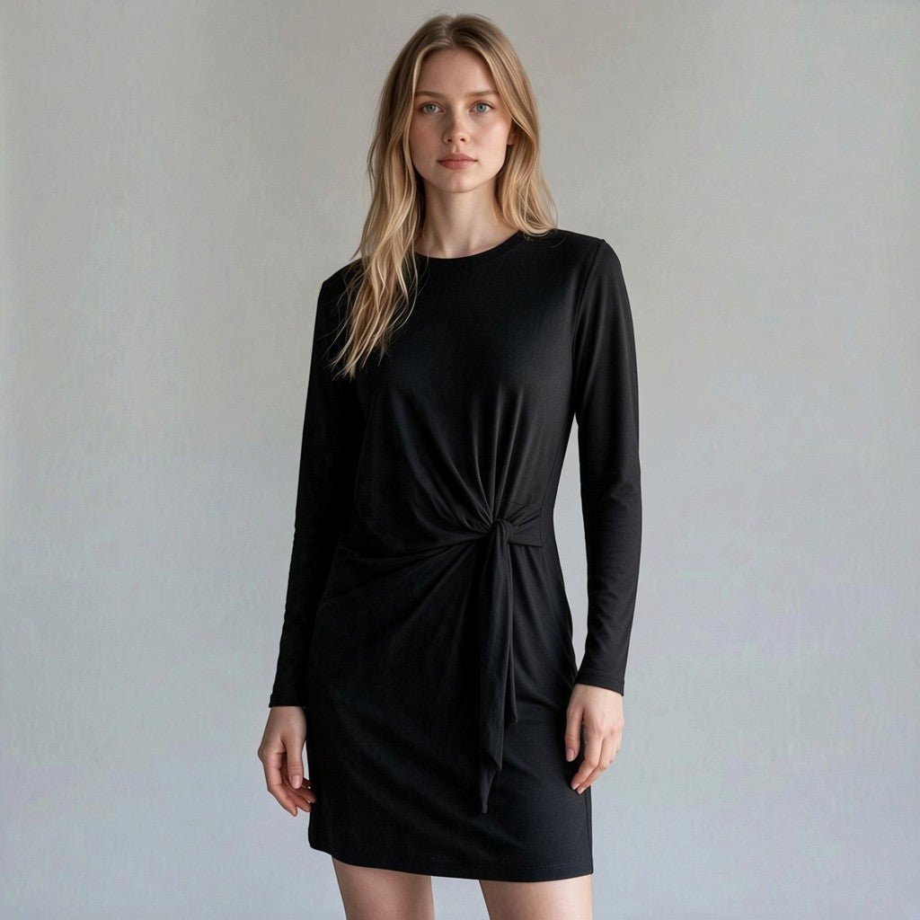 Abito nero a manica lunga Haveone con fiocco laterale e drappeggio, indossato da una modella, XE BLU Abbigliamento Donna