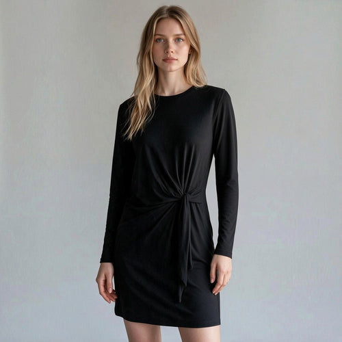 Abito nero a manica lunga Haveone con fiocco laterale e drappeggio, indossato da una modella, XE BLU Abbigliamento Donna
