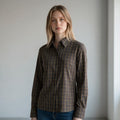Modella indossa camicia XE BLU Abbigliamento Donna a maniche lunghe con motivo a quadri marrone e giallo in cotone
