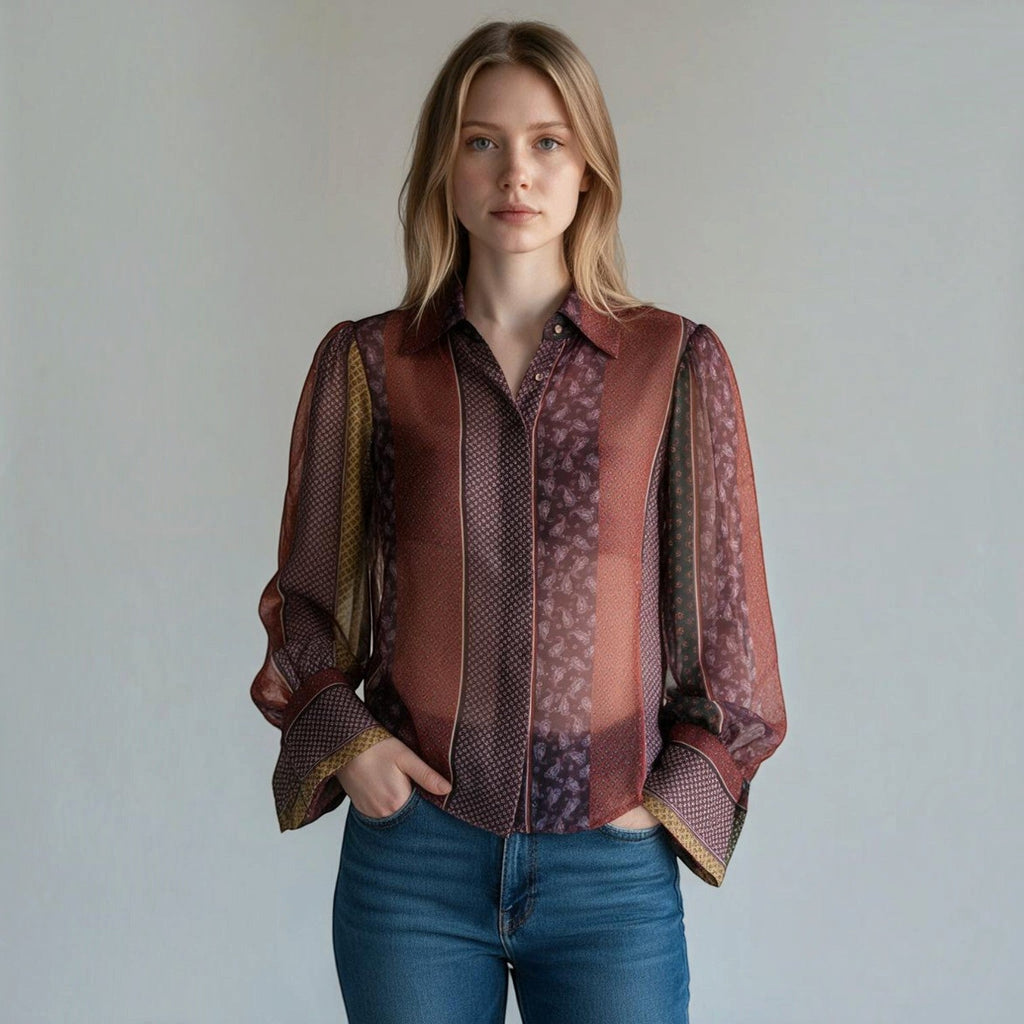 Modella indossa camicia velata multicolor XE BLU Abbigliamento Donna a maniche lunghe con stampa geometrica e bottoni