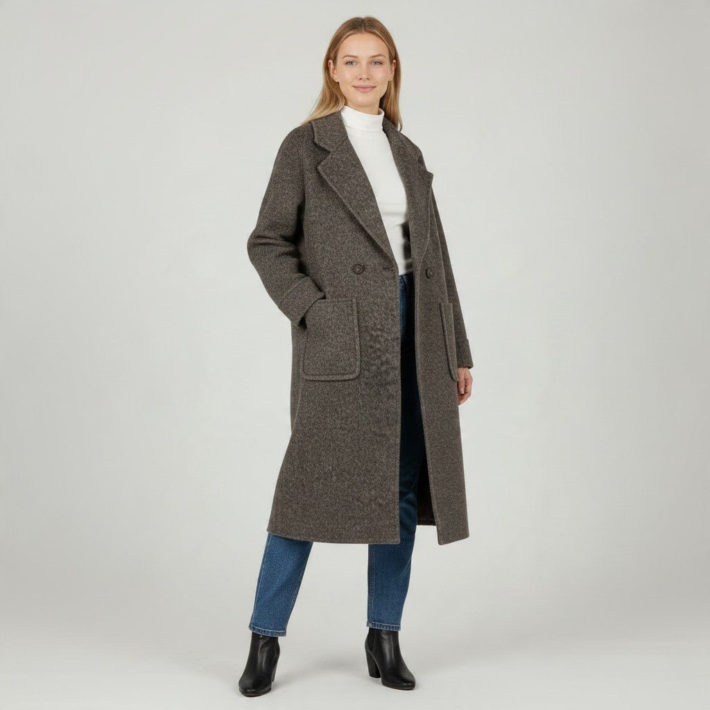 Modella indossa cappotto grigio in lana e poliestere XE BLU Abbigliamento Donna con cintura e tasche frontali