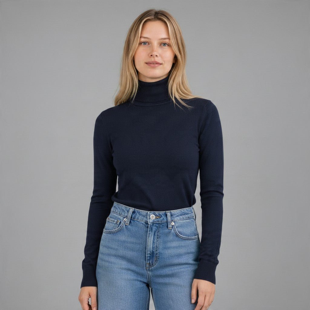 Modella indossa dolcevita blu a maniche lunghe XE BLU Abbigliamento Donna in viscosa e nylon, vestibilità aderente.