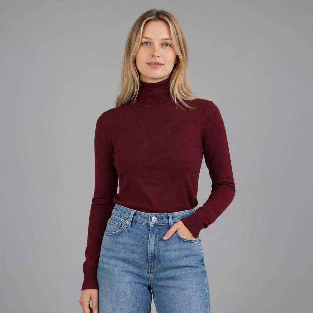Modella indossa dolcevita bordeaux a maniche lunghe XE BLU Abbigliamento Donna in viscosa e nylon aderente