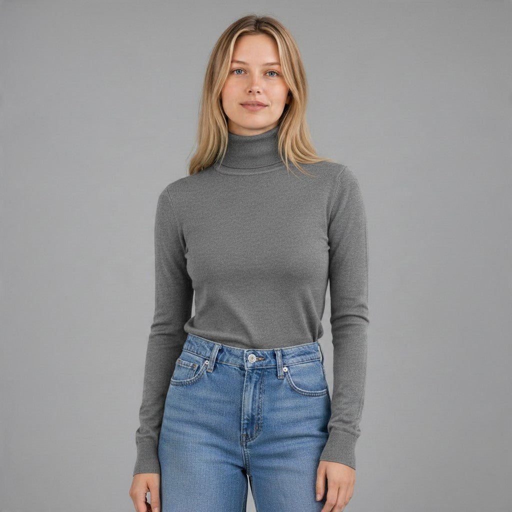 Modella indossa dolcevita grigio a manica lunga XE BLU Abbigliamento Donna in viscosa e nylon, vestibilità aderente.