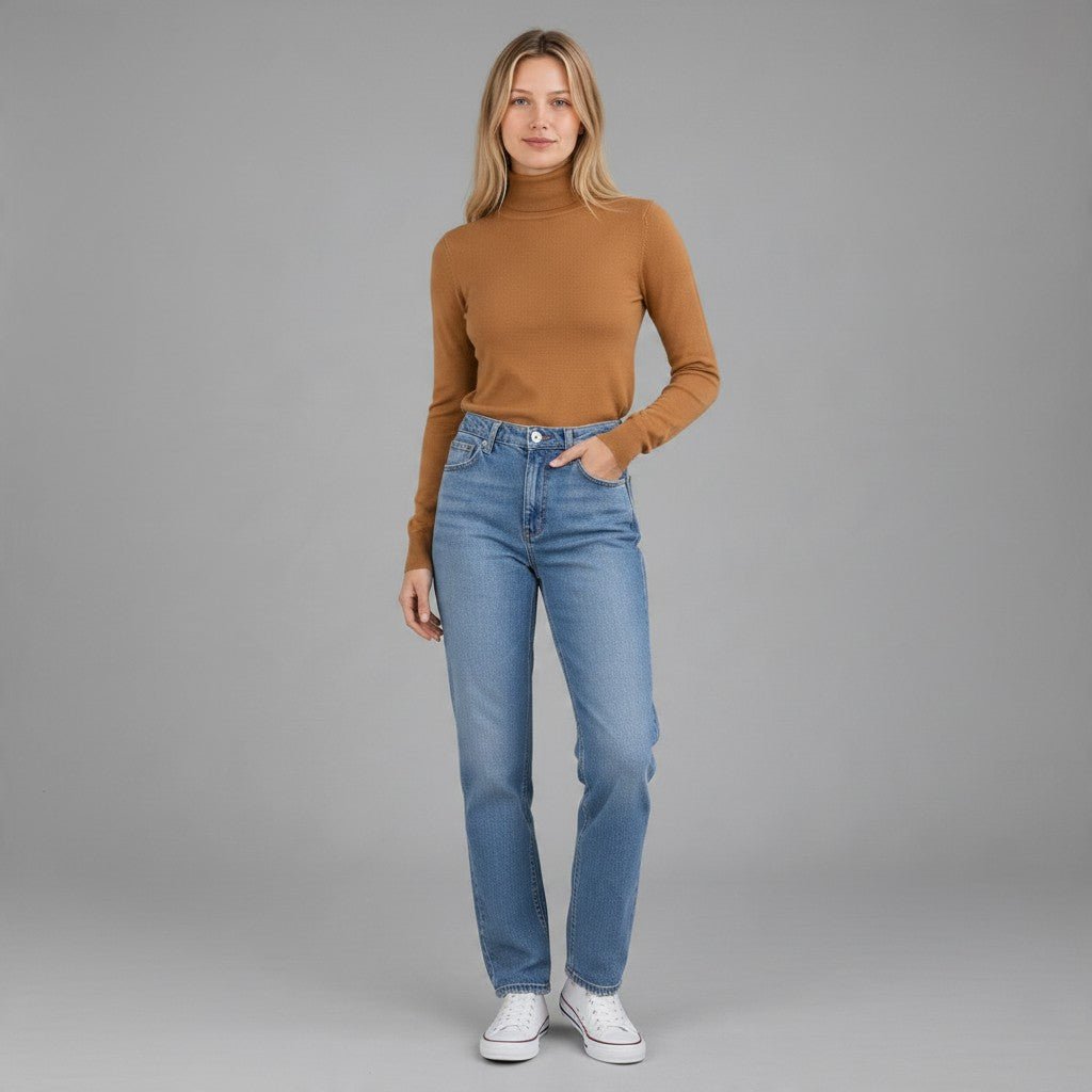 Modella XE BLU Abbigliamento Donna indossa un dolcevita color cammello a maniche lunghe in viscosa e nylon