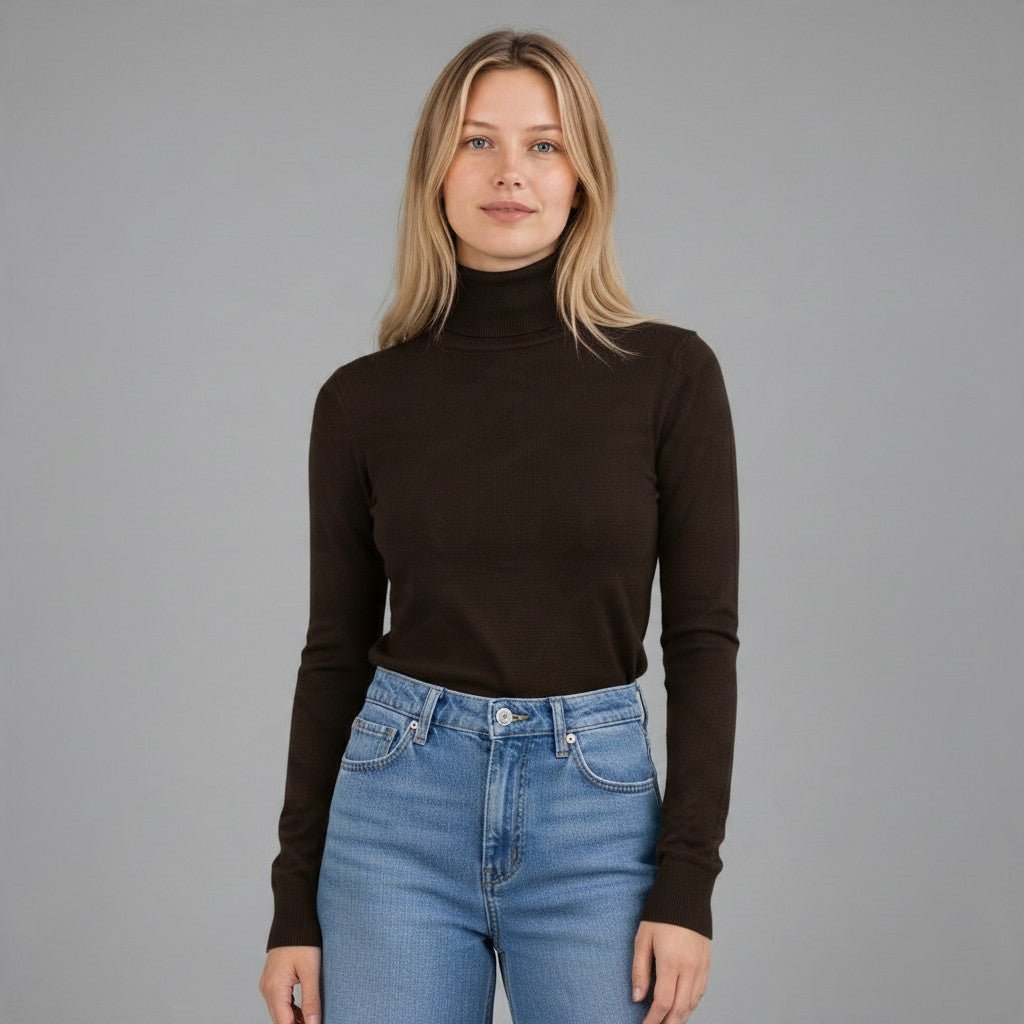 Modella indossa dolcevita marrone a maniche lunghe XE BLU Abbigliamento Donna in viscosa e nylon