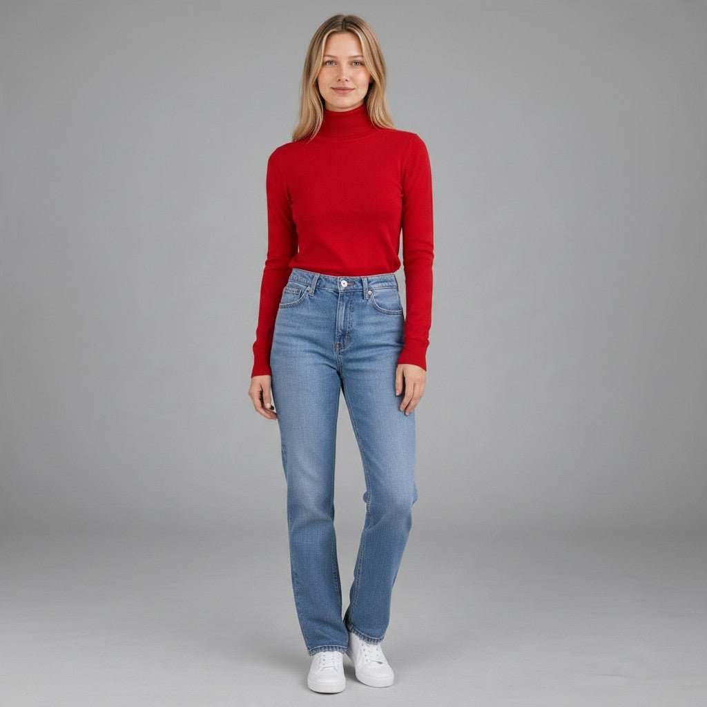 Modella indossa dolcevita rosso a manica lunga XE BLU Abbigliamento Donna in viscosa e nylon con jeans azzurri
