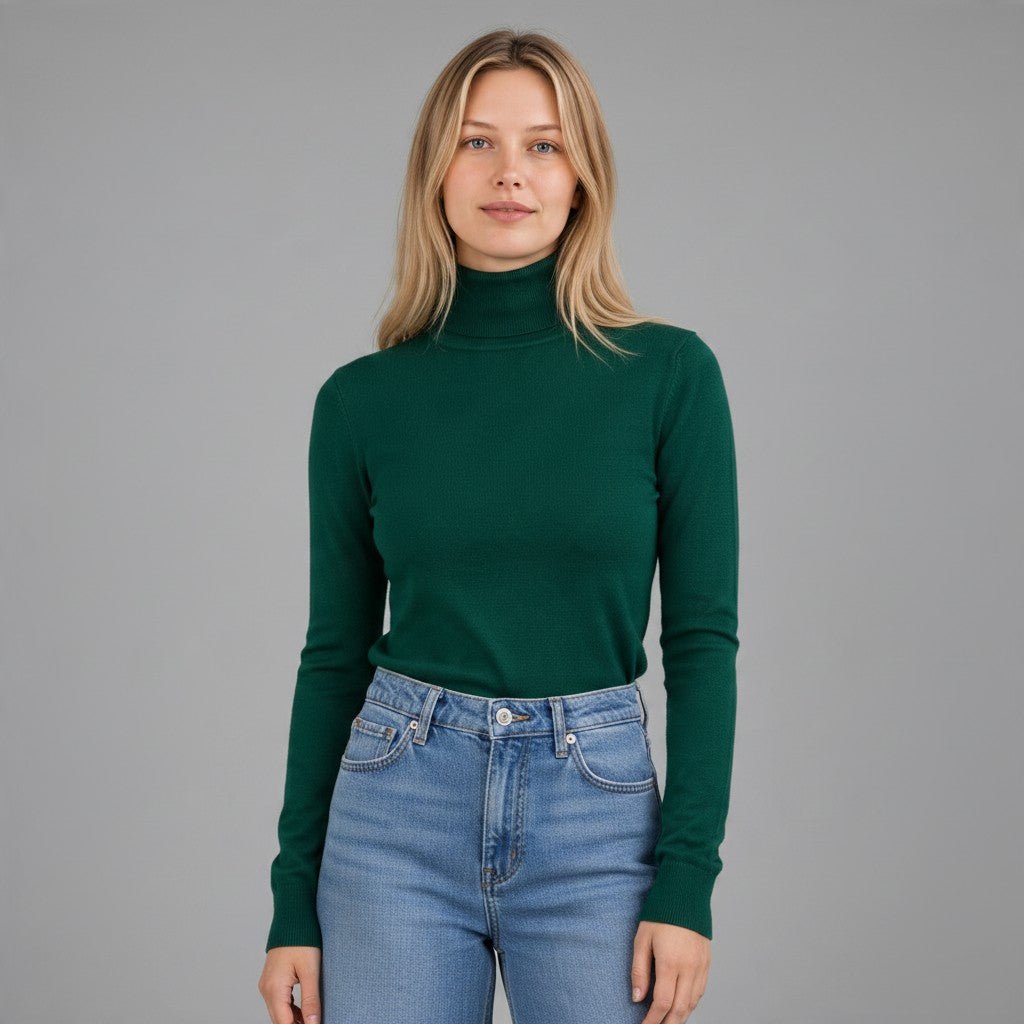 Modella indossa dolcevita verde a manica lunga XE BLU Abbigliamento Donna in viscosa e nylon, vestibilità aderente