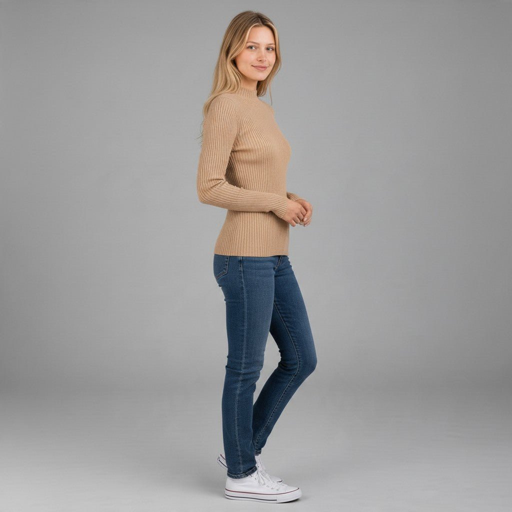 Modella indossa lupetto a costine beige XE BLU Abbigliamento Donna con jeans e scarpe da ginnastica bianche