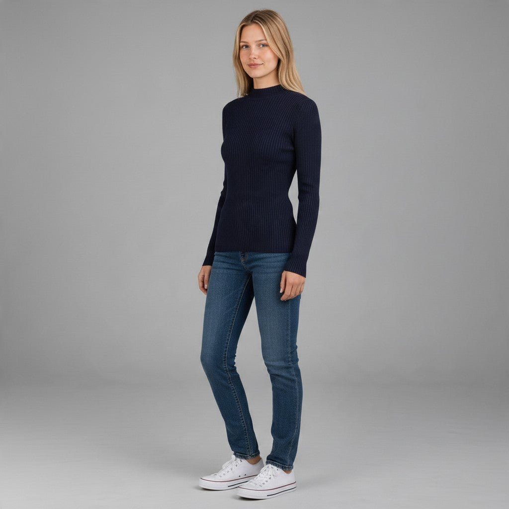 Modella indossa lupetto a costine blu scuro a maniche lunghe XE BLU Abbigliamento Donna con jeans e scarpe bianche