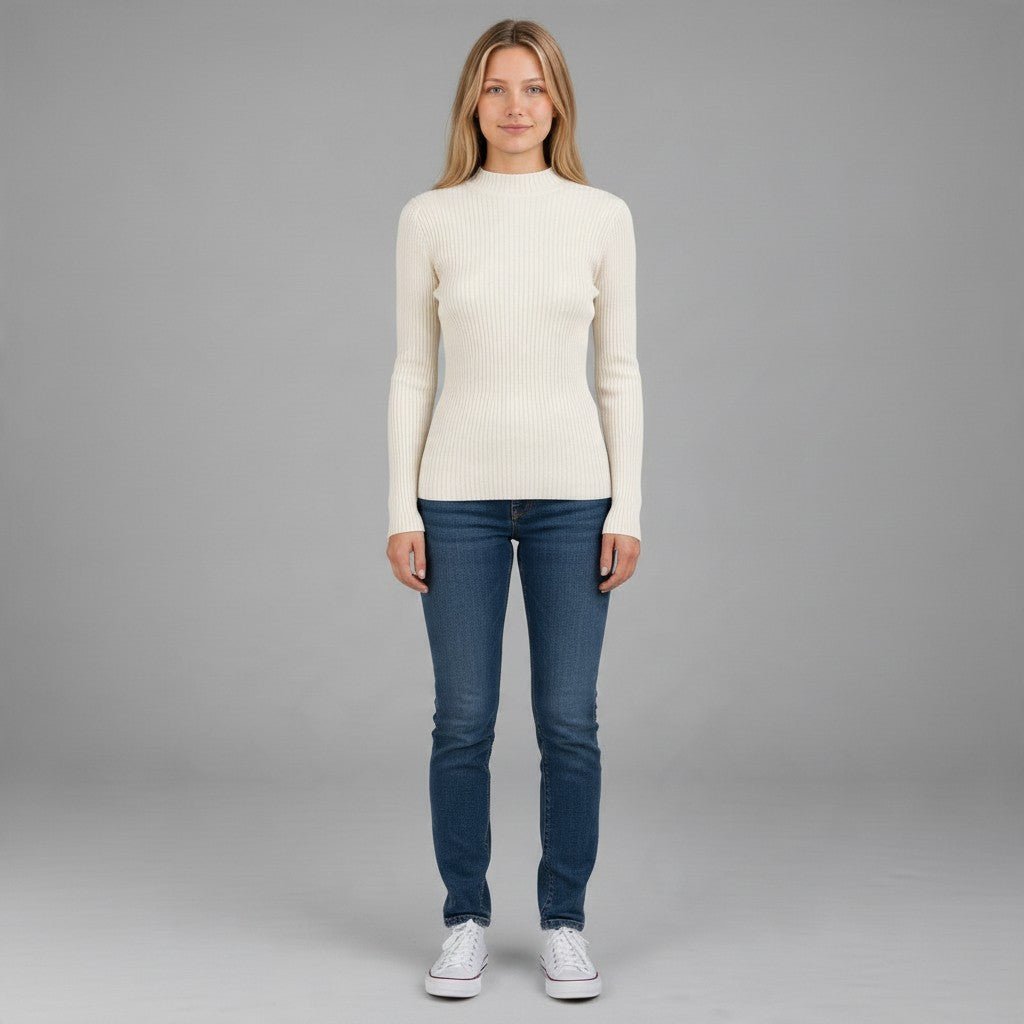 Modella indossa lupetto a costine color panna a manica lunga XE BLU Abbigliamento Donna, taglio aderente in viscosa