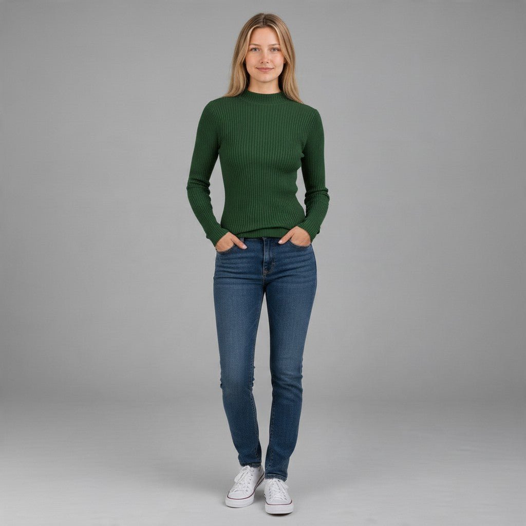 Modella indossa lupetto a costine verde bosco a maniche lunghe XE BLU Abbigliamento Donna con jeans blu