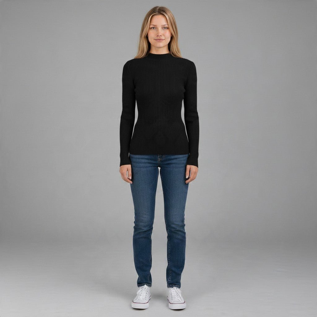 Modella indossa lupetto nero a costine a manica lunga XE BLU Abbigliamento Donna, aderente in viscosa e nylon.