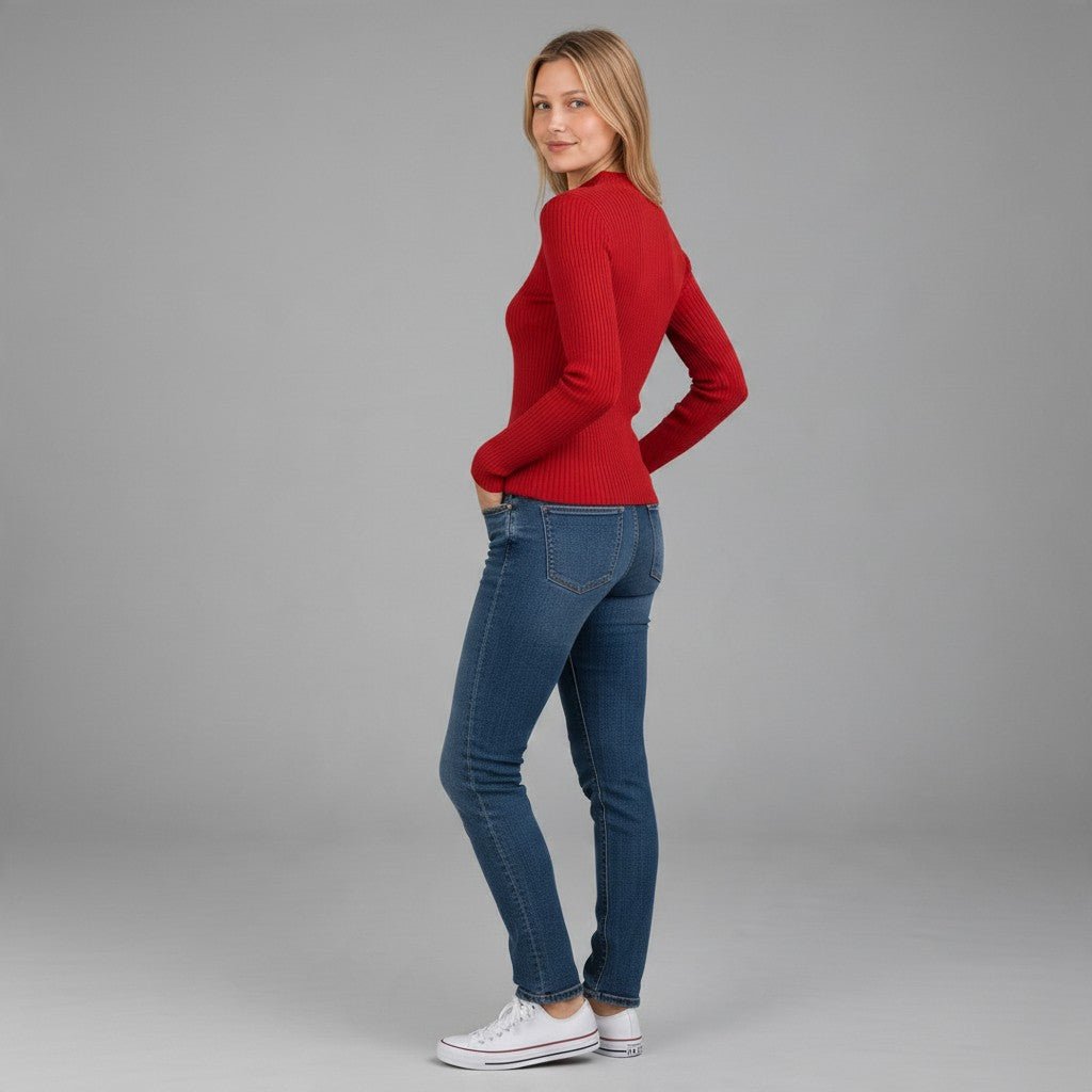 Modella XE BLU Abbigliamento Donna indossa lupetto rosso a costine a manica lunga con jeans blu e scarpe da ginnastica