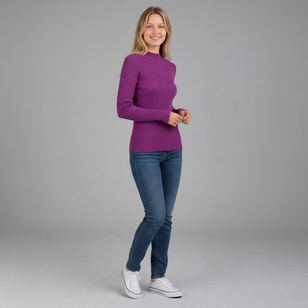 Modella indossa lupetto a costine viola XE BLU Abbigliamento Donna a manica lunga con jeans e scarpe da ginnastica