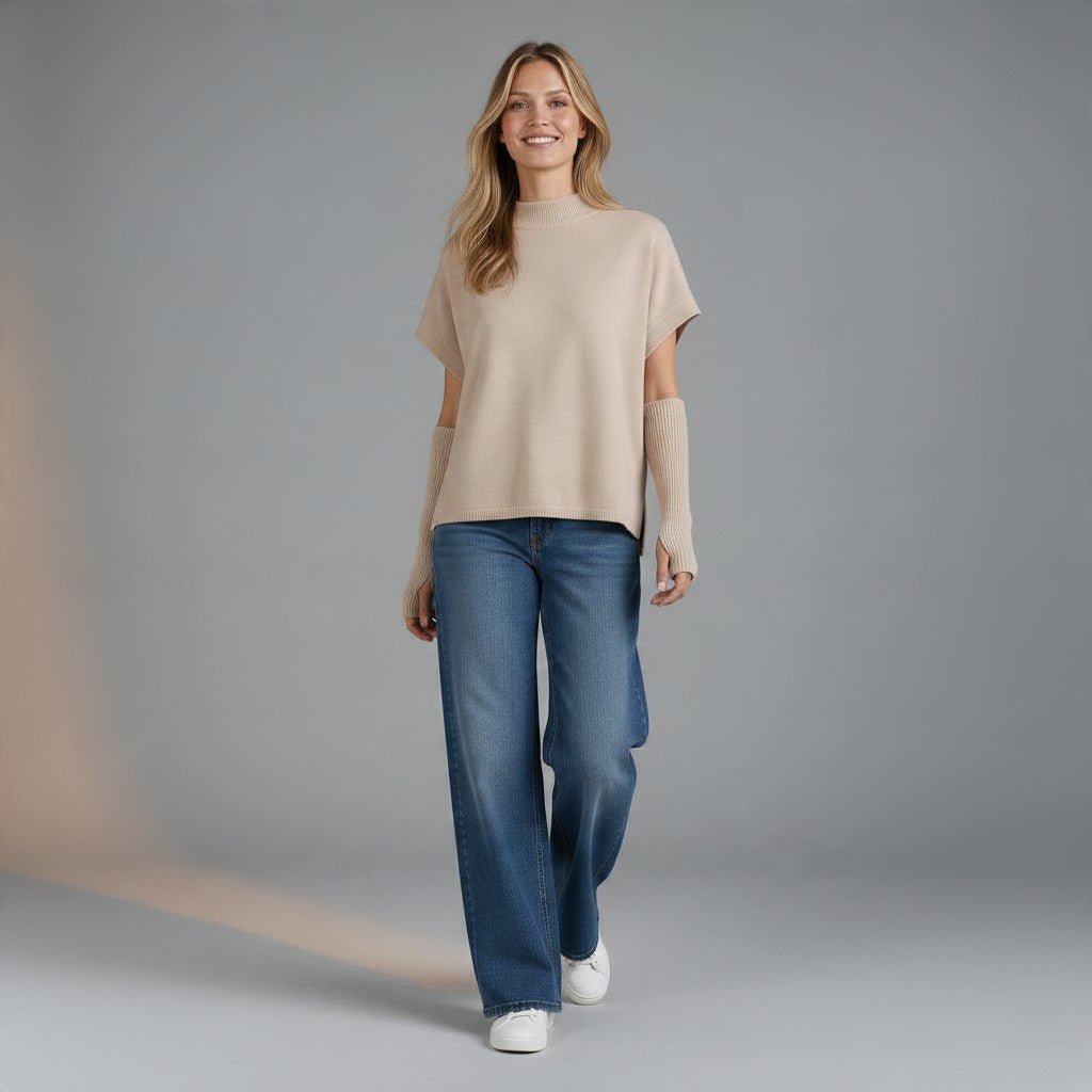Modella XE BLU Abbigliamento Donna indossa maglia beige a collo alto con maniche scese e manicotti staccati