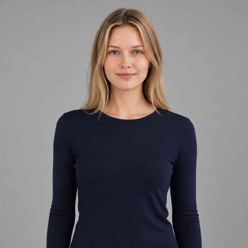 Modella indossa maglia a maniche lunghe blu scuro XE BLU Abbigliamento Donna con scollo a barchetta in viscosa