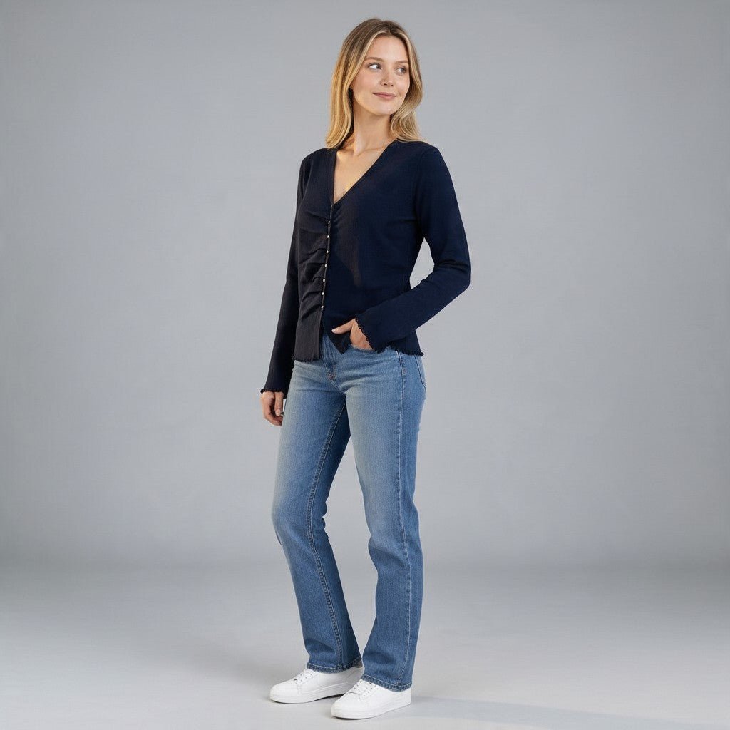 Modella indossa maglia blu XE BLU Abbigliamento Donna con scollo a V, drappeggio laterale e volant sui polsini