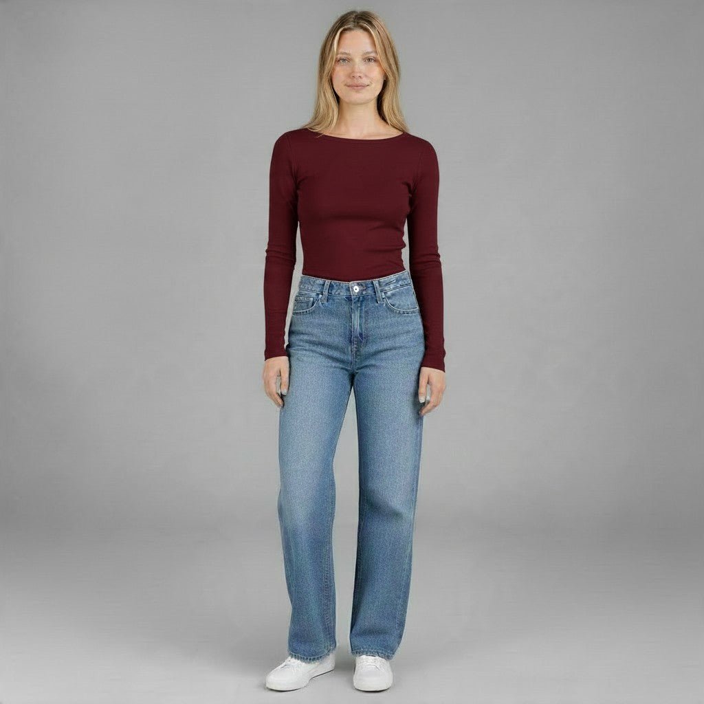Modella indossa maglia a maniche lunghe bordeaux XE BLU Abbigliamento Donna con collo a barchetta e jeans blu