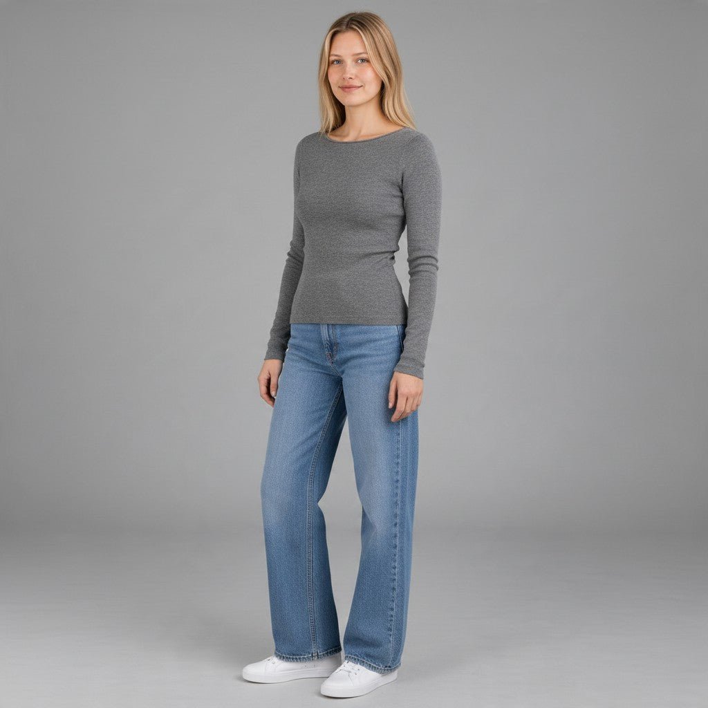 Modella XE BLU Abbigliamento Donna indossa maglia grigia a maniche lunghe con collo a barchetta e vestibilità aderente