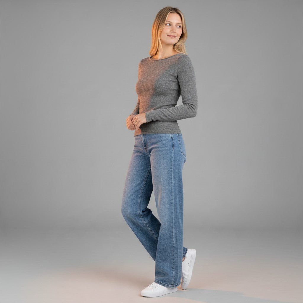 Modella indossa maglia XE BLU Abbigliamento Donna a maniche lunghe con collo a barchetta in viscosa grigia aderente