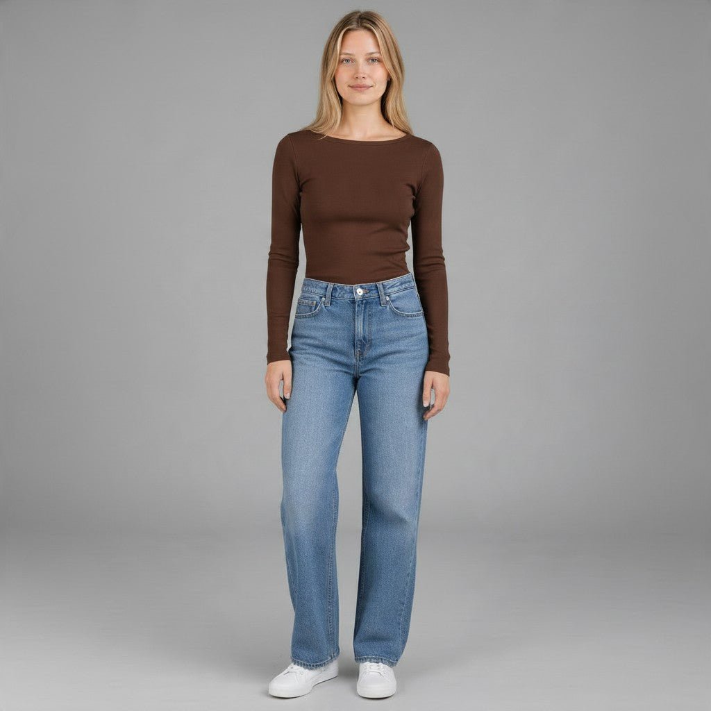 Modella indossa maglia a maniche lunghe marrone XE BLU Abbigliamento Donna con collo a barchetta e jeans blu