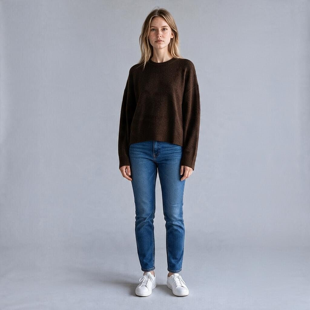Maglia over marrone XE BLU Abbigliamento Donna con maniche raglan e cuciture a vista indossata da modella