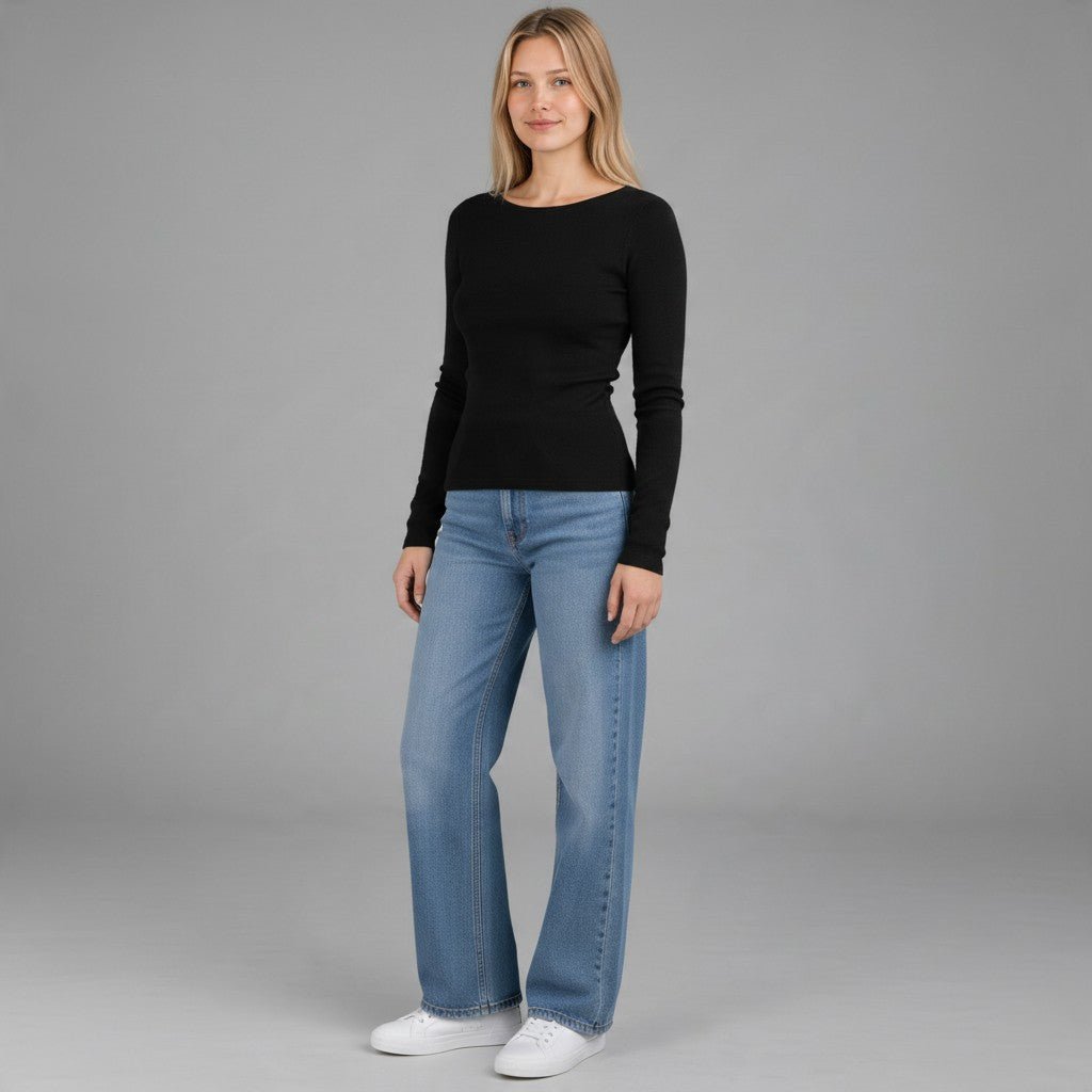 Modella XE BLU Abbigliamento Donna indossa maglia nera a maniche lunghe con collo a barchetta in viscosa e nylon