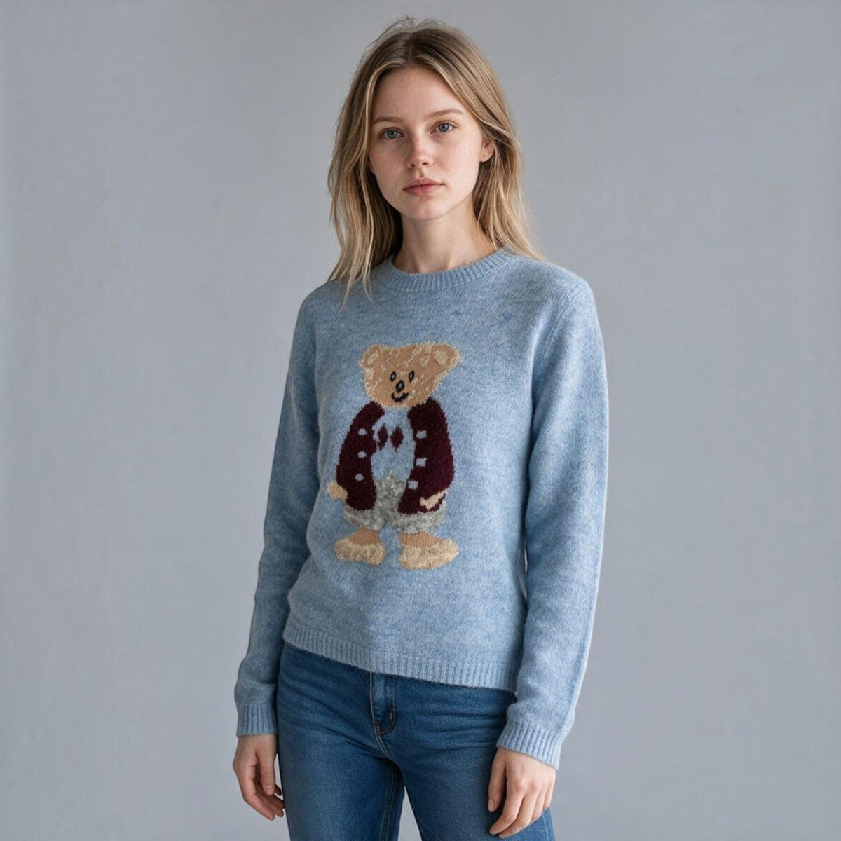 Modella indossa maglia girocollo azzurra XE BLU Abbigliamento Donna con stampa orsetto in misto lana e mohair