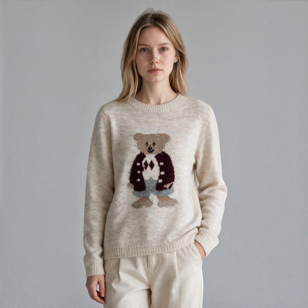 Maglia girocollo XE BLU Abbigliamento Donna color crema in misto mohair con stampa orsetto frontale indossata