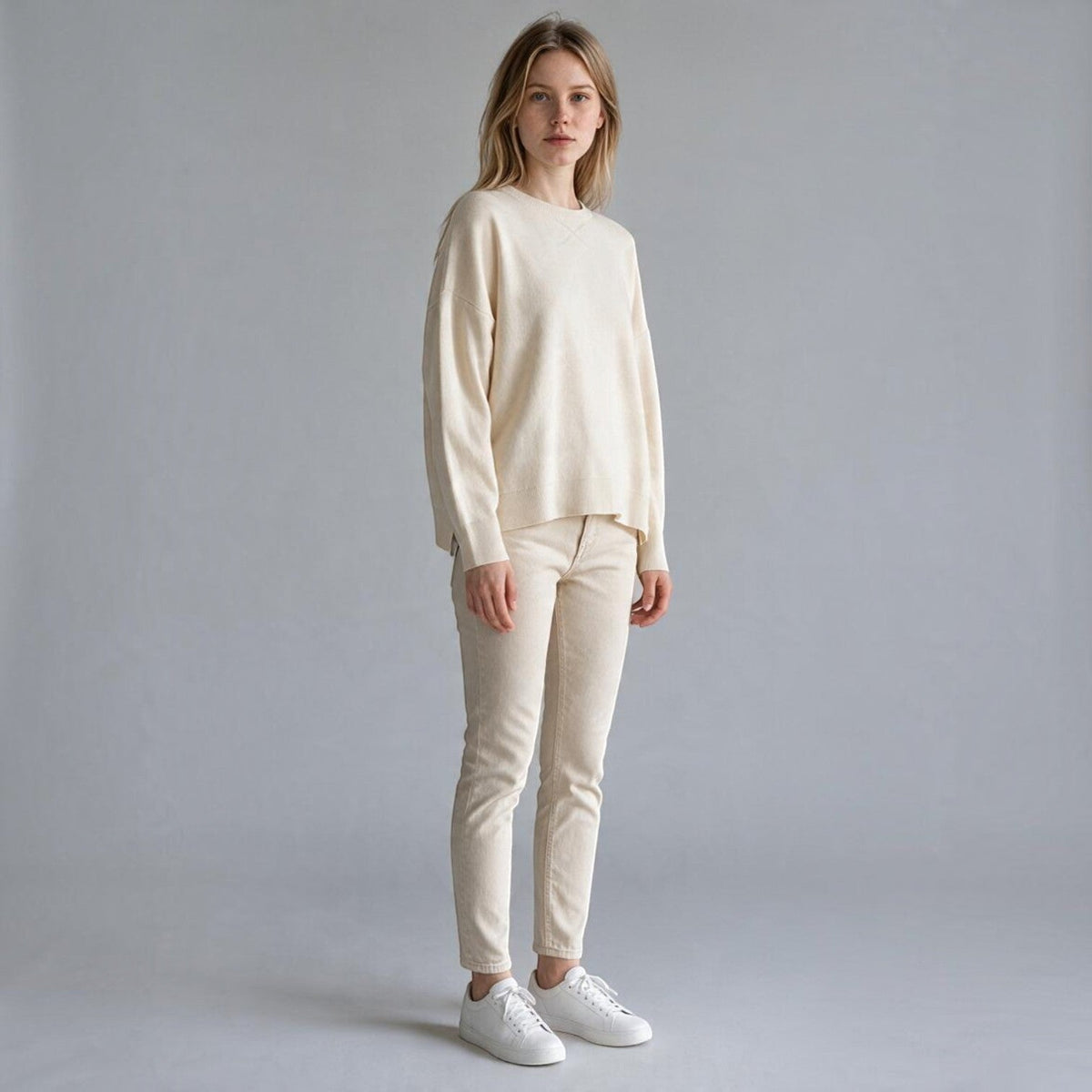 Modella indossa maglia over beige Haveone di XE BLU Abbigliamento Donna con maniche raglan e cuciture a vista