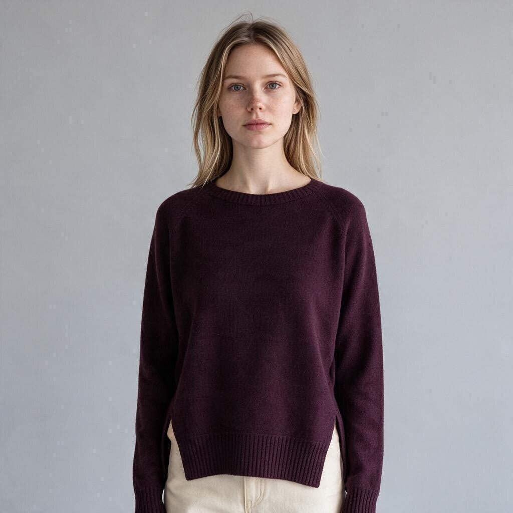Modella indossa maglia XE BLU Abbigliamento Donna color prugna con collo a barchetta, maniche raglan e spacchi laterali