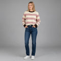 Modella indossa maglia rigata XE BLU Abbigliamento Donna a girocollo con maniche raglan in misto lana e cashmere