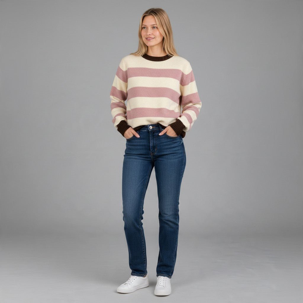 Modella indossa maglia rigata XE BLU Abbigliamento Donna a girocollo con maniche raglan in misto lana e cashmere
