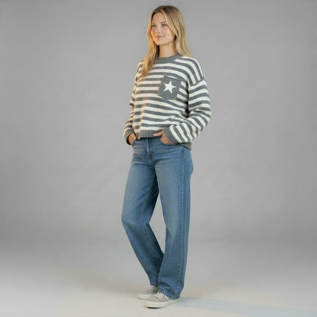 Modella indossa maglia a righe grigie e bianche XE BLU Abbigliamento Donna con taschino e stella frontale