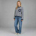 Maglia a righe XE BLU Abbigliamento Donna con taschino e stella, vestibilità over, indossata da modella
