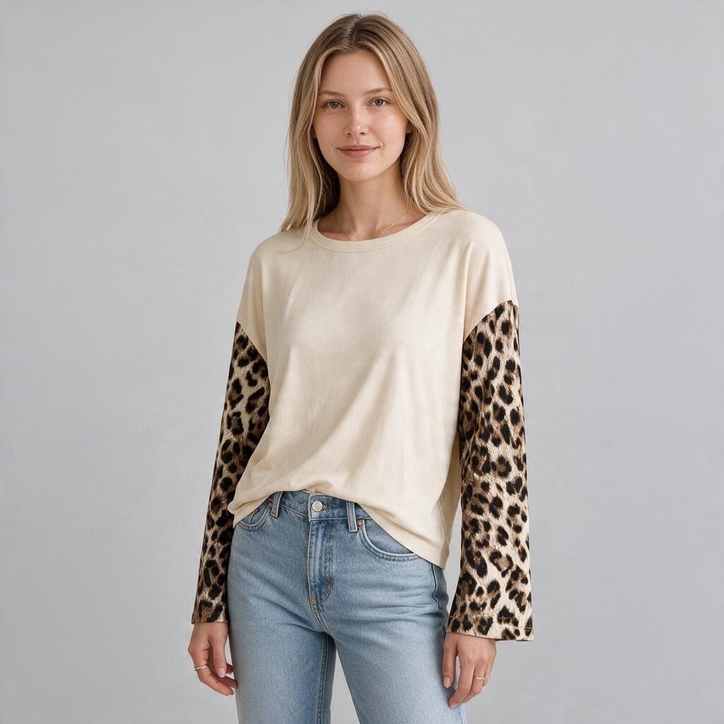 Modella indossa maglietta XE BLU Abbigliamento Donna color crema con maniche a campana in fantasia animalier