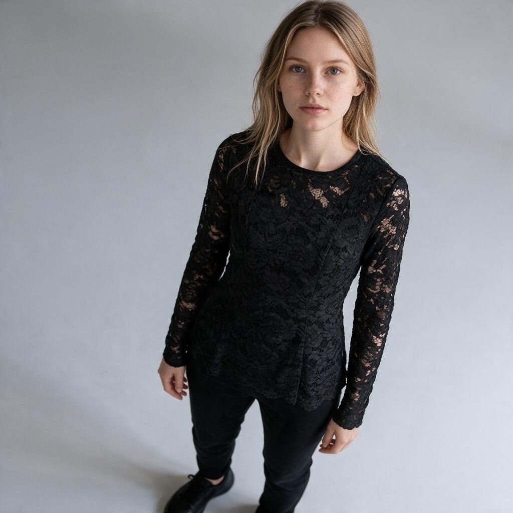 Modella indossa maglietta nera in pizzo XE BLU Abbigliamento Donna con maniche velate e taglio sfiancato