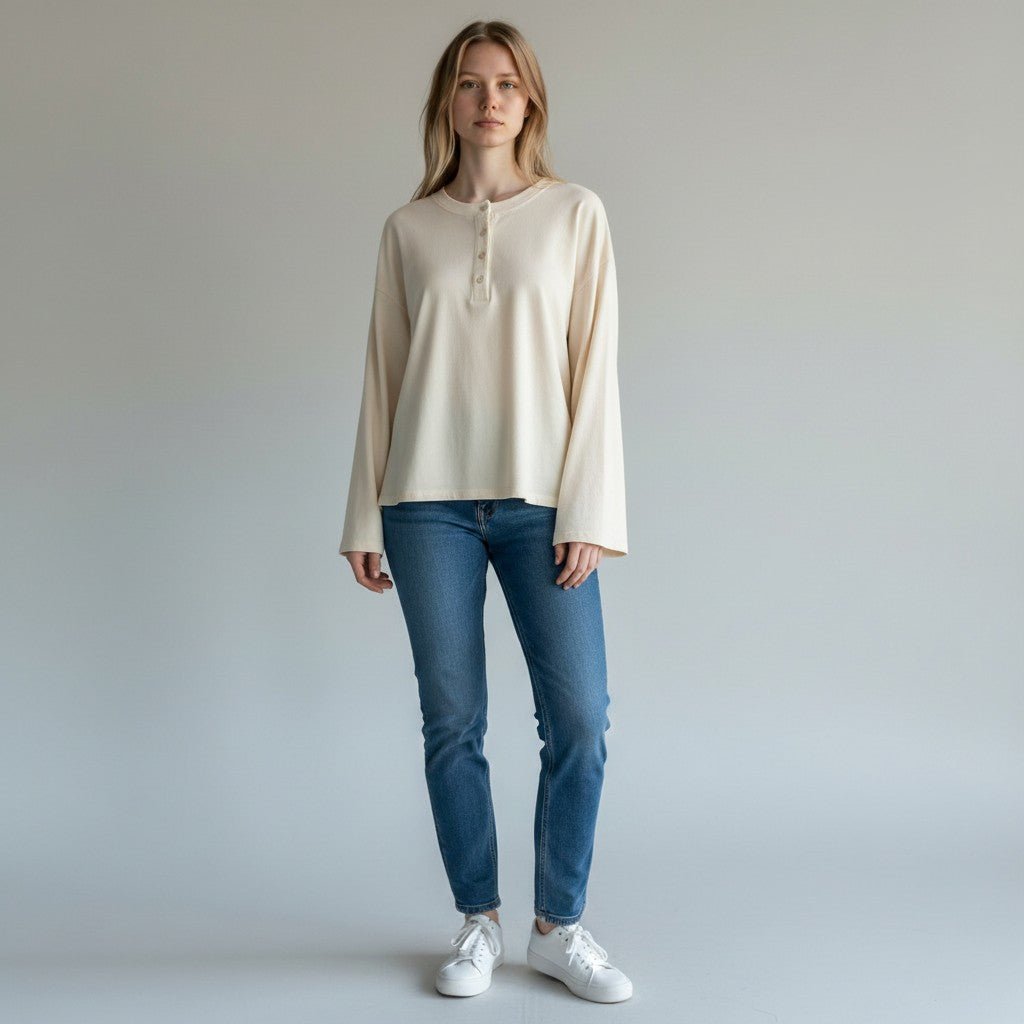 Modella indossa maglietta serafino color crema XE BLU Abbigliamento Donna con maniche a calla in cotone ed elastan