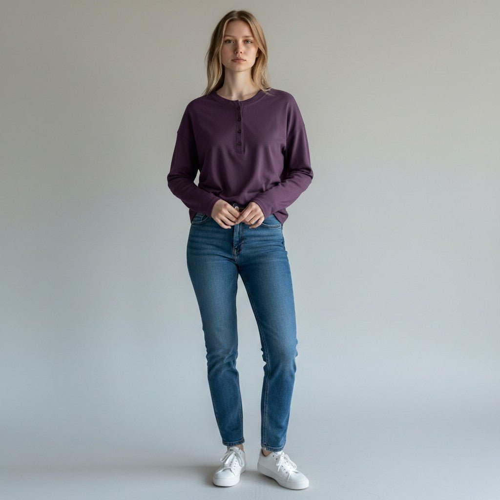 Modella indossa maglietta serafino viola XE BLU Abbigliamento Donna in cotone con bottoncini e maniche a calla